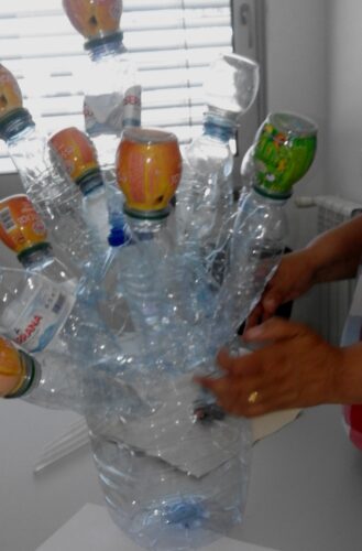 Montagem da estrutura do brócolo ( com garrafas, garrafões de plástico, embalagens Compal e Compal Essencial)